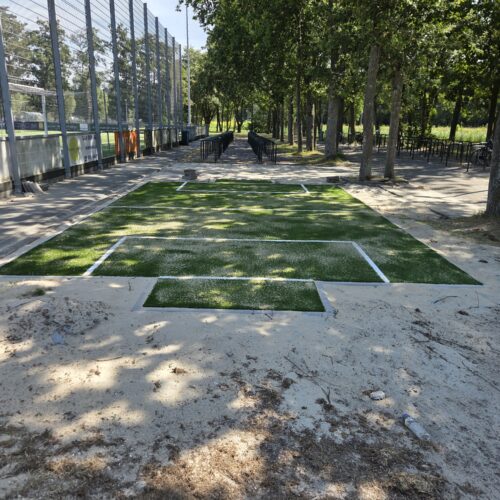 Kunstgras speelvloeren 95 Kunstgrasveld met nieuwe belijning gereed voor de montage van een pannakooi in Wassenaar.