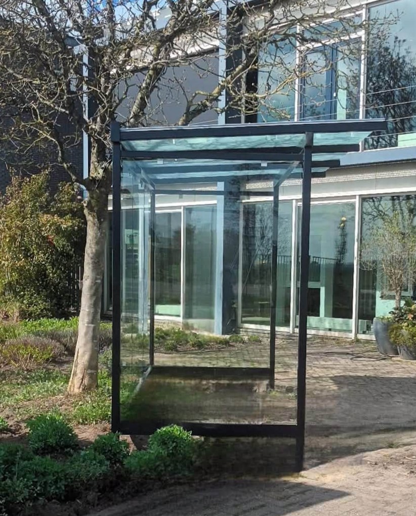 Nieuw in het assortiment: Automatenoverkapping Vendo voor buiten 4 Automatenoverkapping Vendo staal en glas