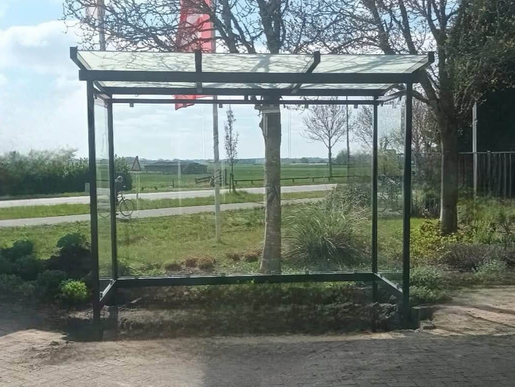 Nieuw in het assortiment: Automatenoverkapping Vendo voor buiten 3 Automatenoverkapping Vendo 3 meter met glazen wanden en glazen dak
