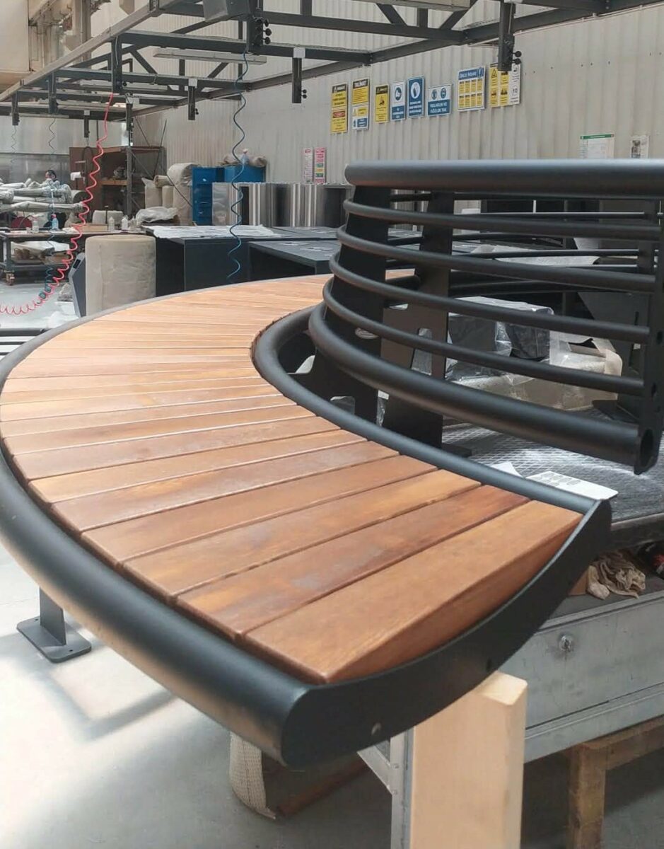 Projectupdate: ronde boombank Yuvar onderweg naar Tilburg 3 Ronde boombank Yuvar met houten zitting in de productiefase vóór transport naar Tilburg