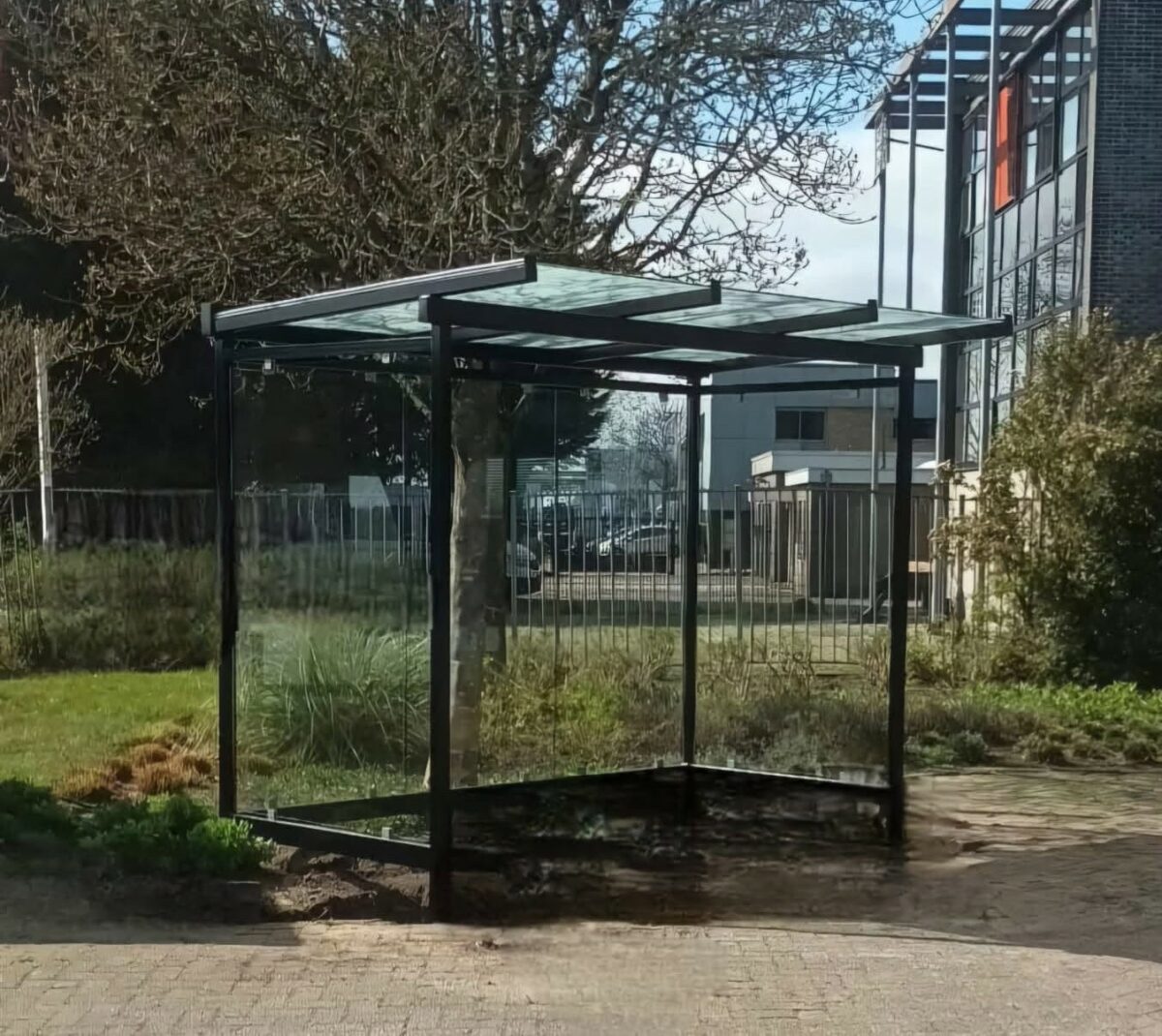 Nieuw in het assortiment: Automatenoverkapping Vendo voor buiten 2 Glazen automatenoverkapping voor buiten met open voorzijde
