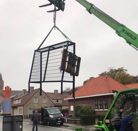 Hoe worden onze TRD300 voetbaldoelen van 3 x 2 en 2 x 2 meter geplaatst? 3 Vast TRD300 voetbaldoel geplaatst op een openbaar speelplein