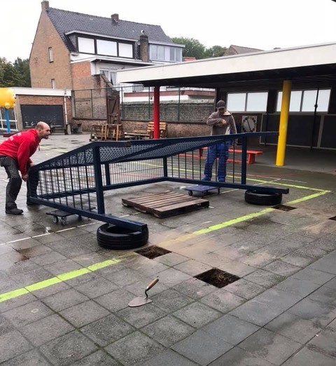 Hoe worden onze TRD300 voetbaldoelen van 3 x 2 en 2 x 2 meter geplaatst? 2 Plaatsing van een TRD300 voetbaldoel van 3 x 2 meter met verlengde staanders