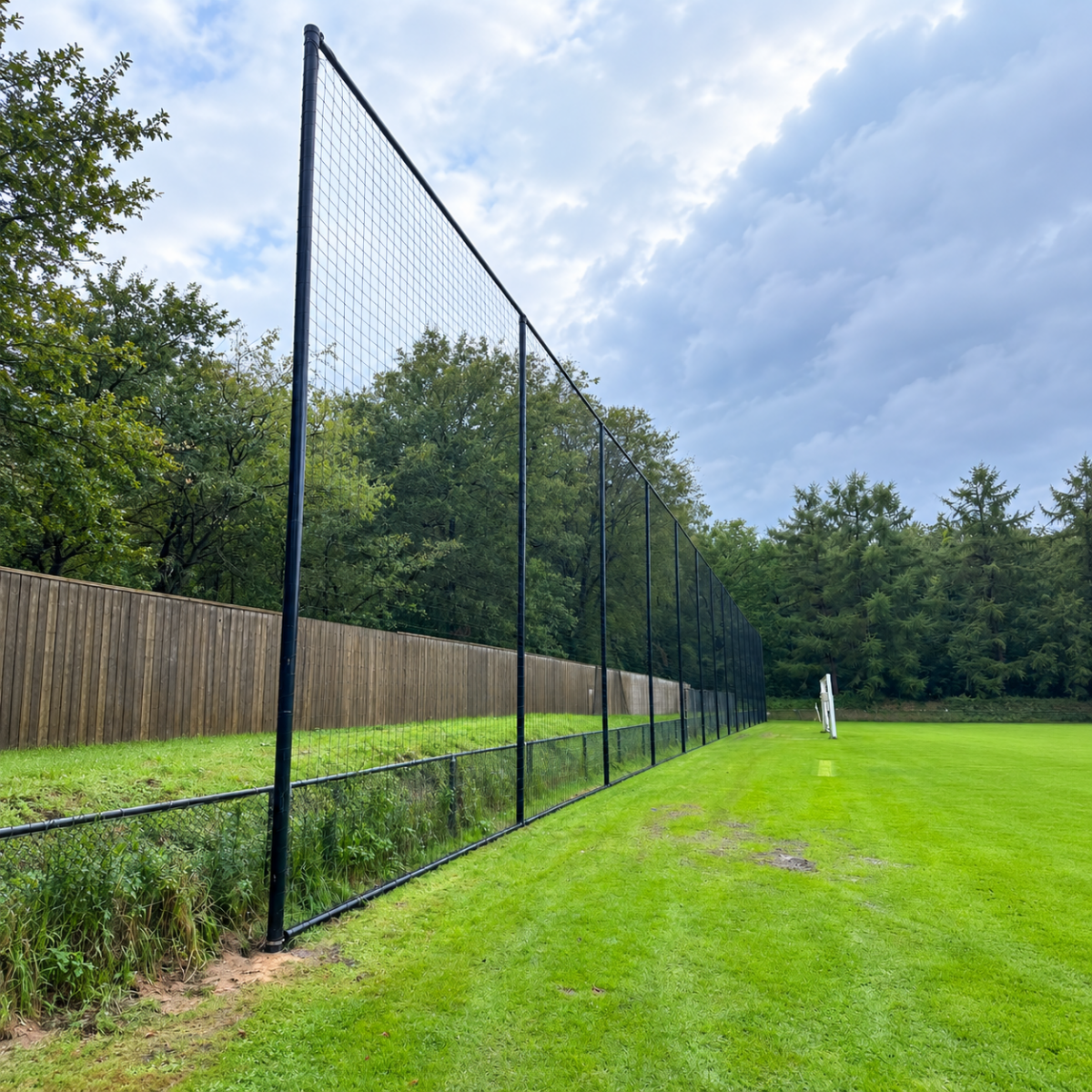 Ballenvanger van 7 meter hoog geplaatst bij trainingscomplex in Hoenderloo 1 Zwarte ballenvanger van 7 meter hoog langs het trainingsveld in Hoenderloo