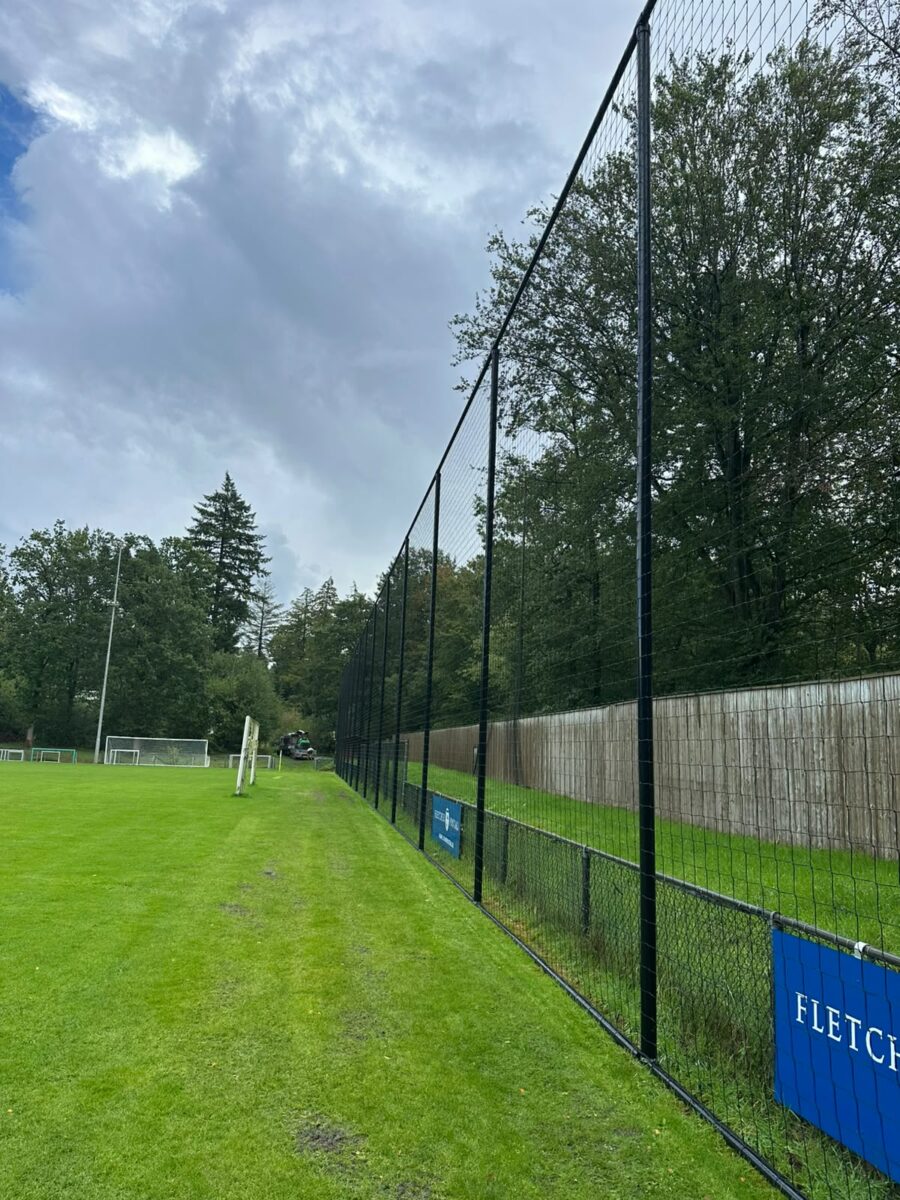 Ballenvanger van 7 meter hoog geplaatst bij trainingscomplex in Hoenderloo 2 Ballenvanger van 70 meter lang langs het trainingsveld in Hoenderloo
