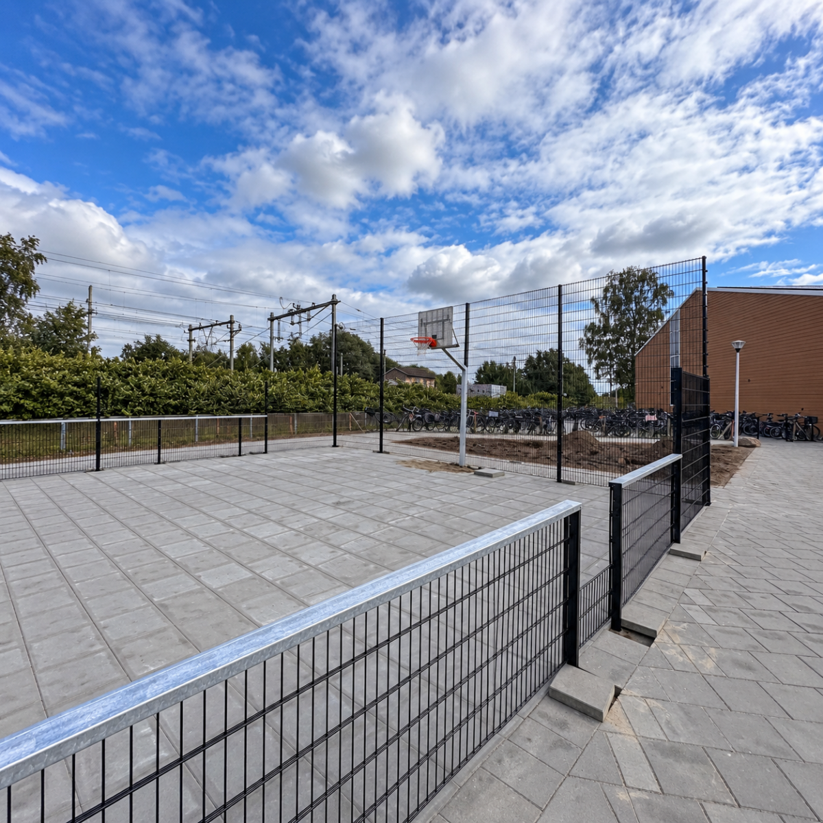 Pannakooi en basketbalkooi geplaatst in Deventer 4 Basketbalkooi van 10 × 10 meter in Deventer met zwarte wanden en Basketbalpaal Classic