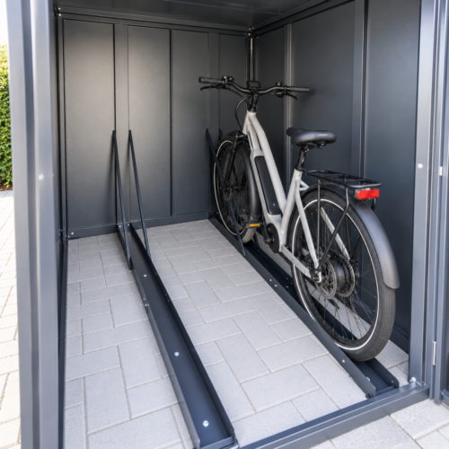 Binnenzijde van Fietsbox Container met fietsgeleiders en elektrische fiets