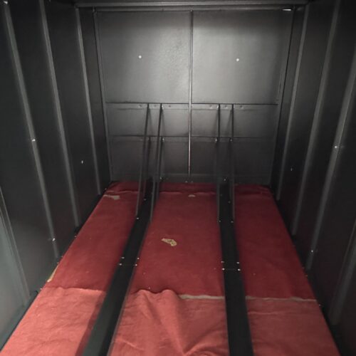 Fietskluis Container voor 2 fietsen 11 Binnenzijde van zwarte fietsbox met metalen fietsgeleiders voor veilige fietsopslag