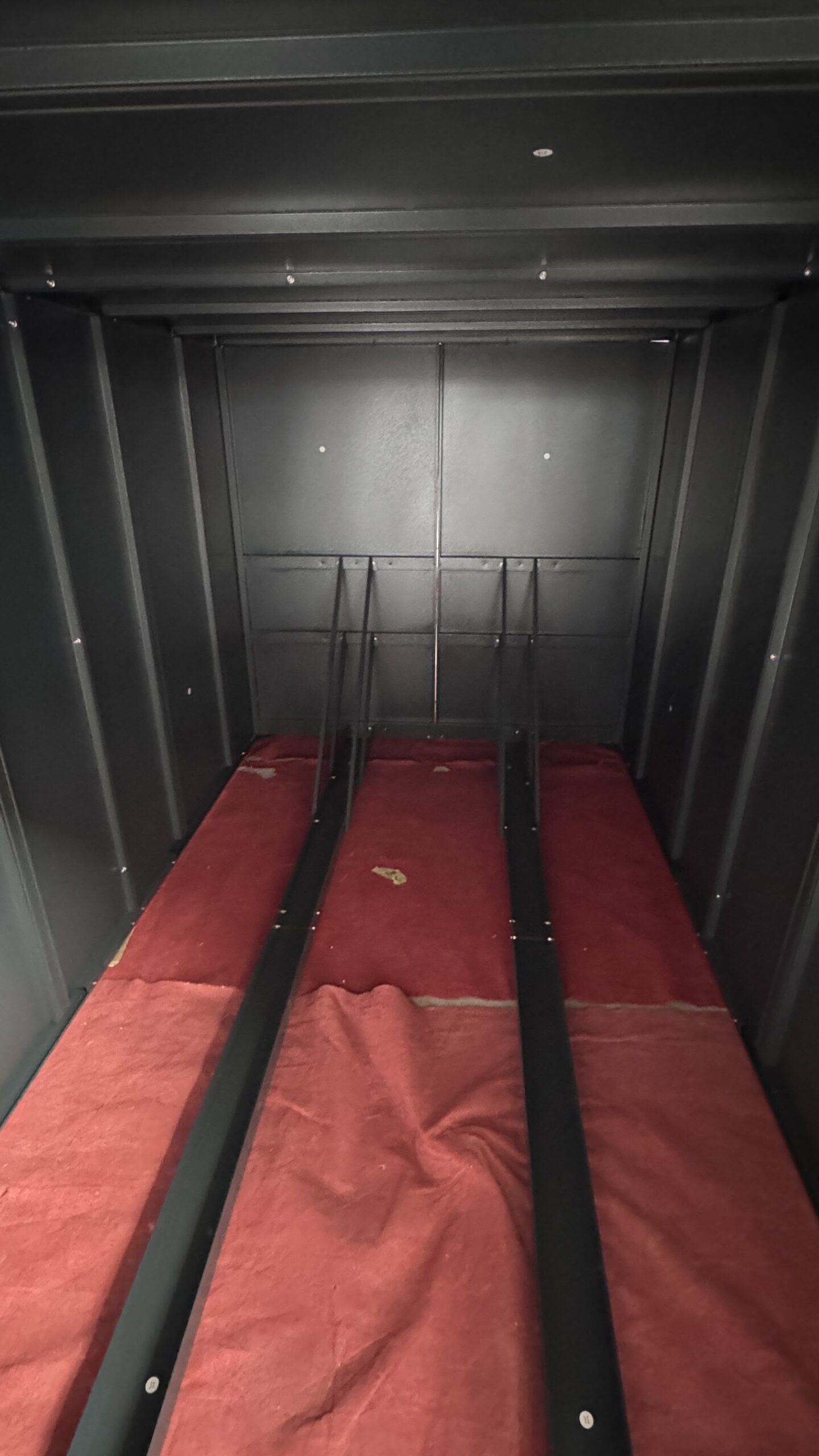 Fietskluis Container voor 2 fietsen 6 Binnenzijde van zwarte fietsbox met metalen fietsgeleiders voor veilige fietsopslag