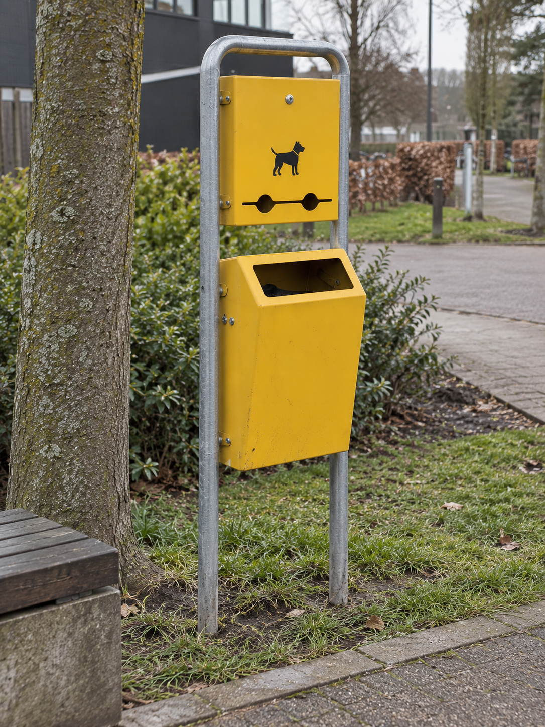 Hondenpoepdispencer model Bima 2 Hondenpoepdispenser Bima met gele afvalbak langs wandelpad in openbare ruimte