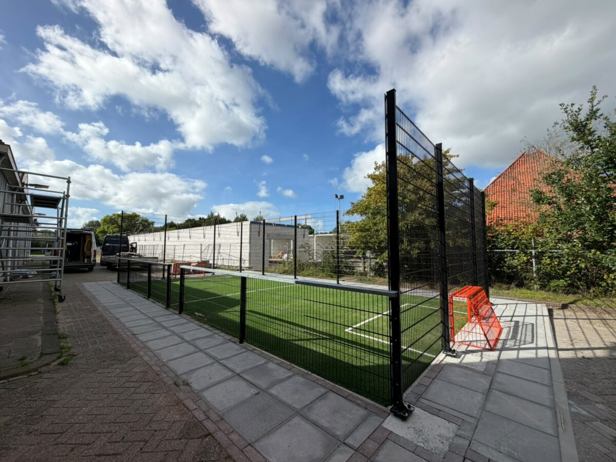 Twee maatwerk pannakooien gerealiseerd in Alkmaar en Rockanje 3 Zwarte maatwerk pannakooi in Alkmaar met hoge wanden, verzinkt leuningprofiel en oranje doelen