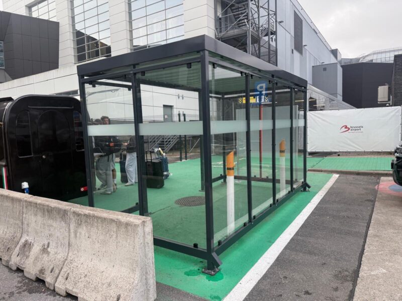 Maatwerk rookoverkapping Myla 4 x 2 meter bij Brussels Airport met verticale stalen profielen