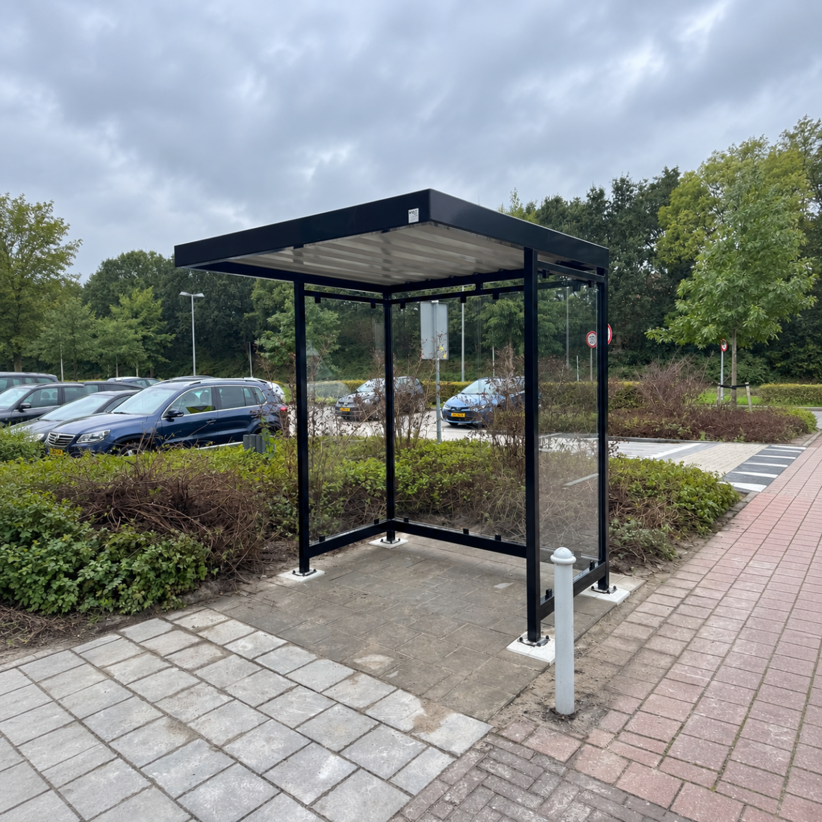 Busabri Palermo 4 meter geplaatst bij Park 15 in Oosterhout 4 Overkapping Palermo 2x2 meter met glazen wanden en zwart frame RAL 9005 bij Donkergroen in Zwolle
