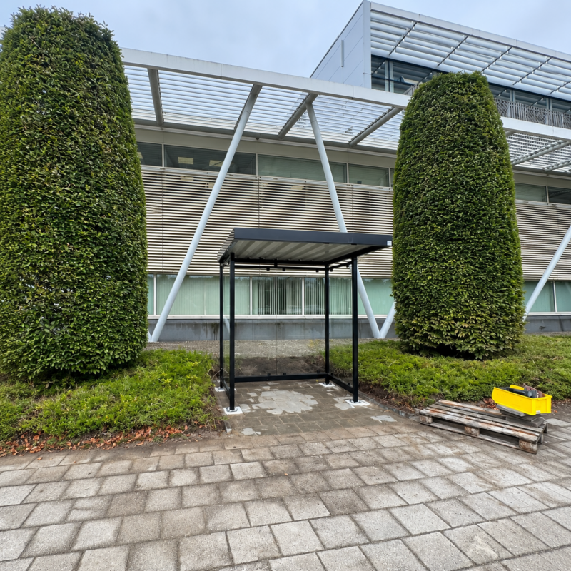 Overkapping Palermo 2x2 meter met glazen wanden en zwart frame RAL 9005 bij Donkergroen in Zwolle