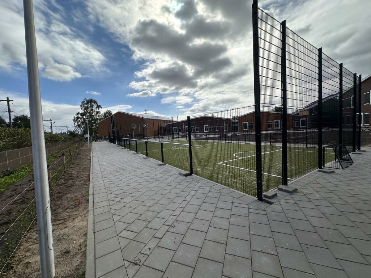 Pannakooi en basketbalkooi geplaatst in Deventer 5 Pannakooi van 10 × 19 meter in Deventer met zwarte RAL 9005 wanden en geïntegreerde voetbaldoelen