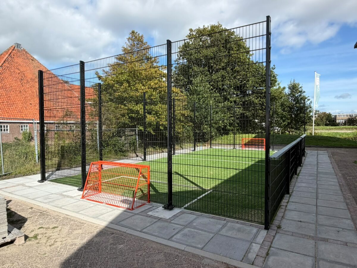 Twee maatwerk pannakooien gerealiseerd in Alkmaar en Rockanje 2 Maatwerk pannakooi van 6 x 12 meter in Alkmaar met zwarte wanden en oranje voetbaldoelen