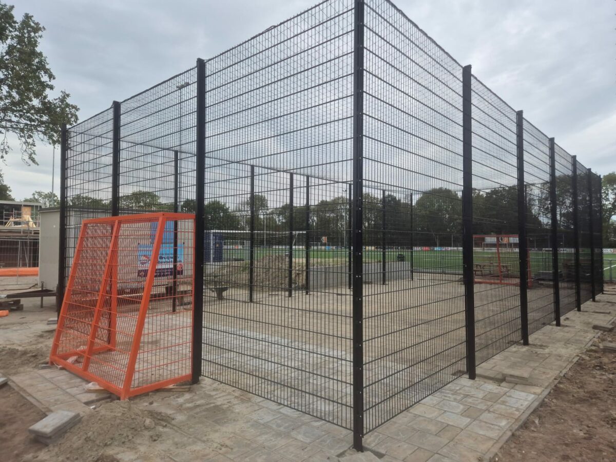 Twee maatwerk pannakooien gerealiseerd in Alkmaar en Rockanje 4 Maatwerk pannakooi van 7,5 x 15 meter bij VV Rockanje met 4 meter hoge zwarte wanden, netoverspanning en oranje doelen
