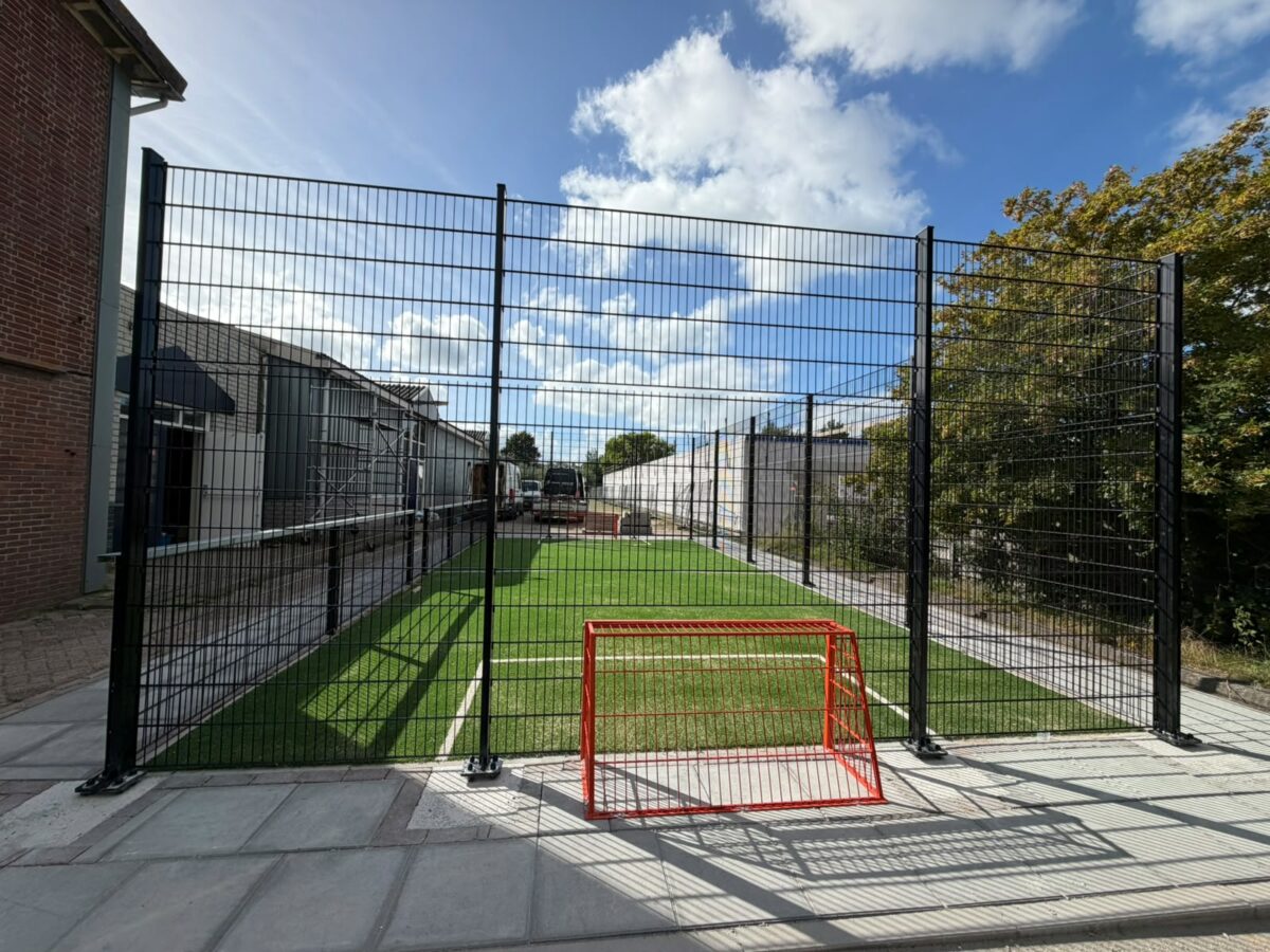 Twee maatwerk pannakooien gerealiseerd in Alkmaar en Rockanje 1 Pannakooi op maat in Alkmaar met zwarte wanden, verschillende wandhoogtes en oranje voetbaldoelen