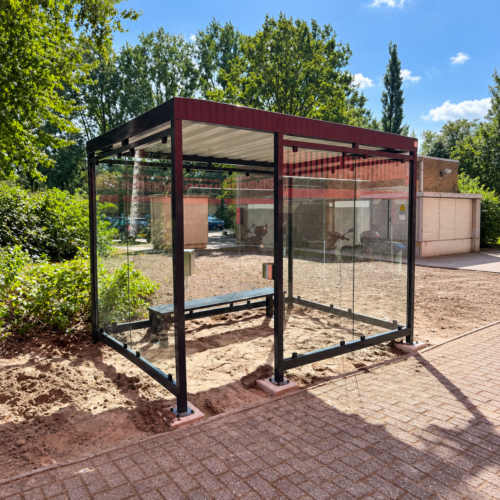 Rookoverkapping Myla 276 Rookoverkapping Myla 3 x 2 meter in RAL 7016 met glazen wanden en zitbank Danielle bij UCC Coffee in Bolsward