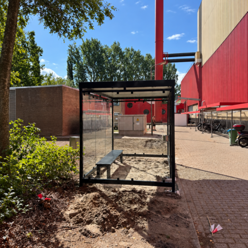 Rookoverkapping Myla 277 Zijkant van Rookoverkapping Myla 3 x 2 meter in RAL 7016 met glazen wanden en zitbank bij UCC Coffee in Bolsward