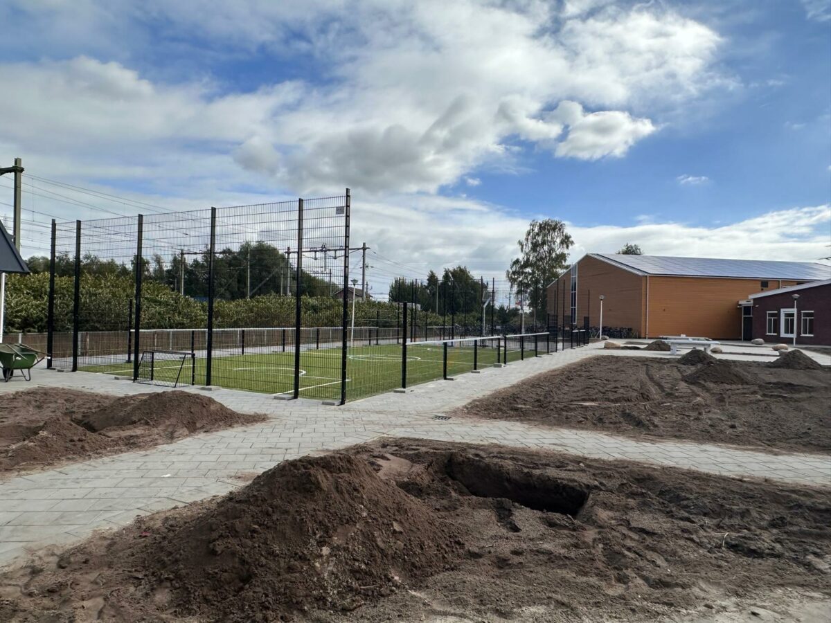 Pannakooi en basketbalkooi geplaatst in Deventer 3 Pannakooi van 10 × 19 meter in Deventer met RAL 9005 hekwerk en hoge ballenvangwanden