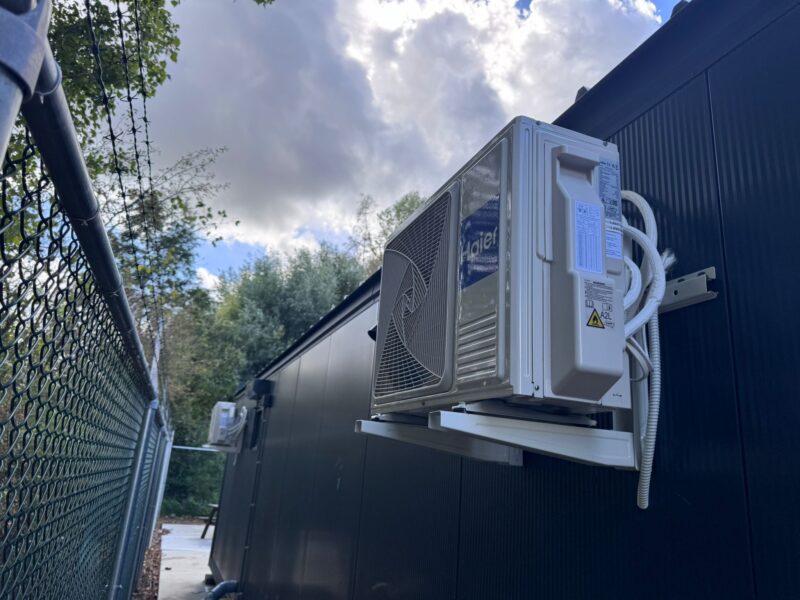 Twee geplaatste airco’s bij modulaire kantoorunit van 10 x 3 meter in Dordrecht