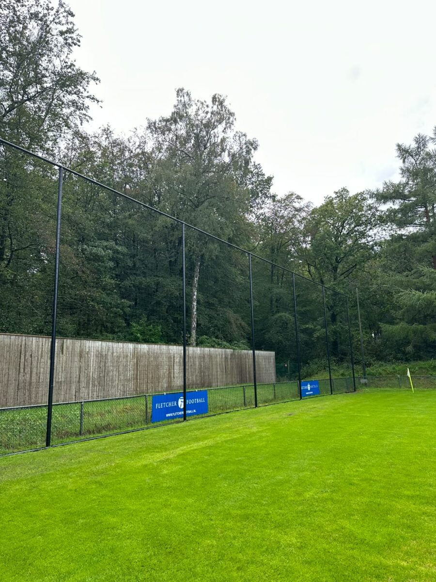 Ballenvanger van 7 meter hoog geplaatst bij trainingscomplex in Hoenderloo 3 Dikwandige zwarte staanders van de ballenvanger bij het trainingscomplex in Hoenderloo