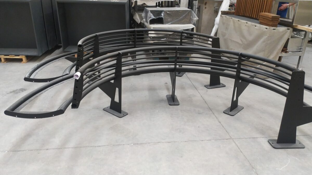 Boombank Yuvar in RAL 9005 geplaatst in Dongen: van productie tot eindresultaat 2 Ronde boombank Yuvar in productie met zwart stalen frame en houten zitting