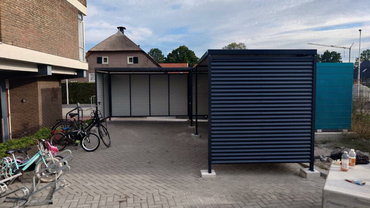 Maatwerk fietsoverkapping in Staphorst – Leipzig L-vorm met fietsoplaadpunten 4 Fietsoverkapping op maat in Staphorst met L-vormige Leipzig constructie in RAL 7016 antracietgrijs