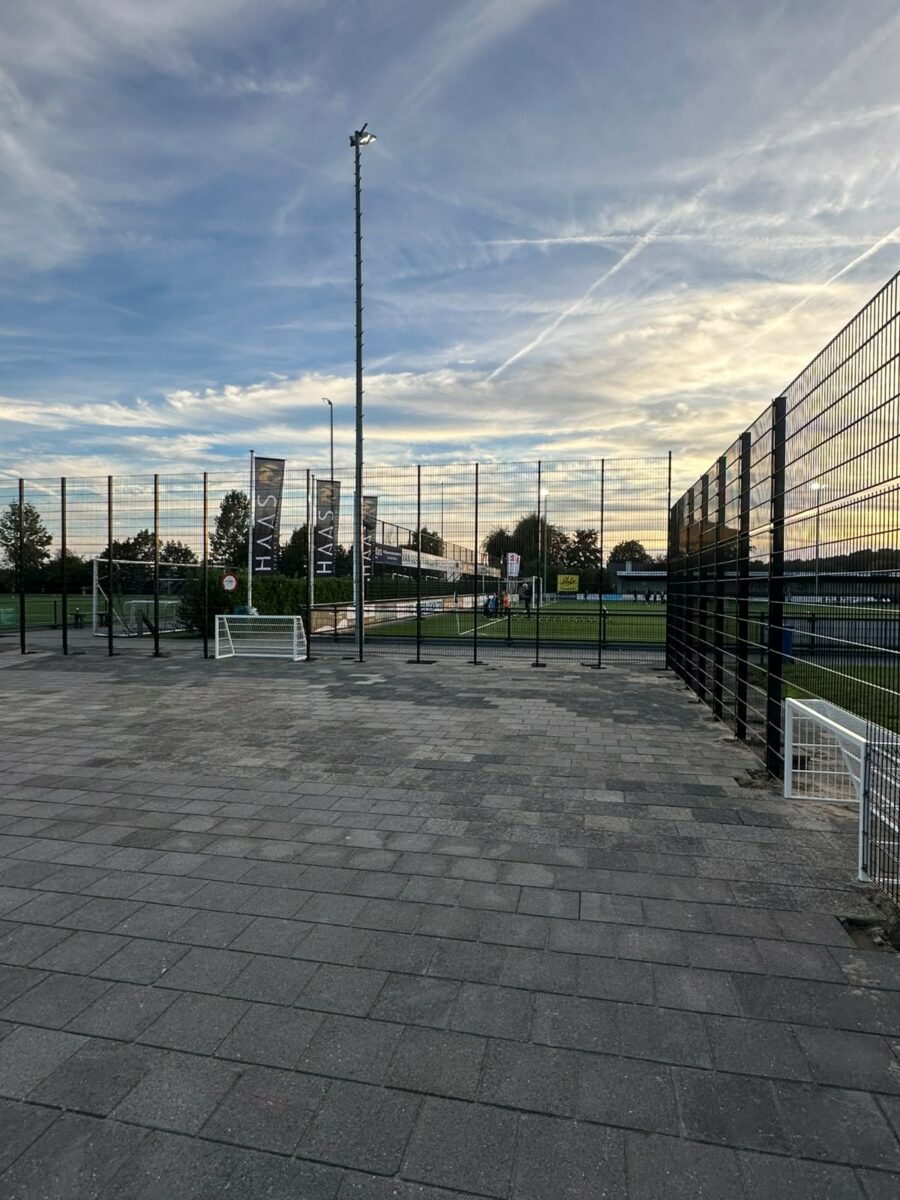 Pannakooi 28 × 18 meter geplaatst bij VV Sleeuwijk 4 Resultaat van maatwerk pannakooi 28 × 18 meter in RAL 9005 bij VV Sleeuwijk met witte voetbaldoelen