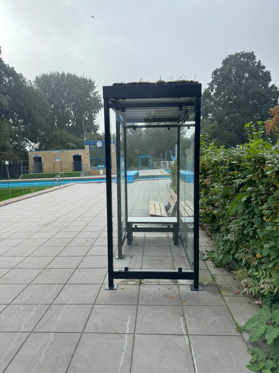 Rookoverkapping Myla met sedumdak en zitbank Danielle geplaatst in Amsterdam 3 Overkapping Myla ca. 2 x 1 meter met sedumdak en zitbank Danielle in RAL 9005 geplaatst in Amsterdam
