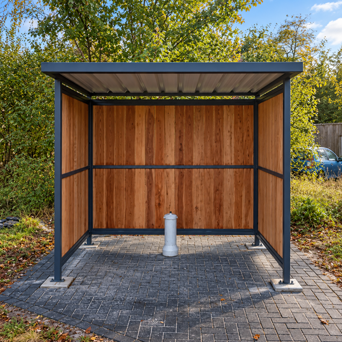 Nordic overkapping van 2,5 meter geplaatst bij ASTRON in Dwingeloo 3 Geplaatste Nordic-overkapping bij ASTRON in Dwingeloo, uitgevoerd met FSC-hardhouten wanden en een thermisch verzinkte staalconstructie in RAL 7016.