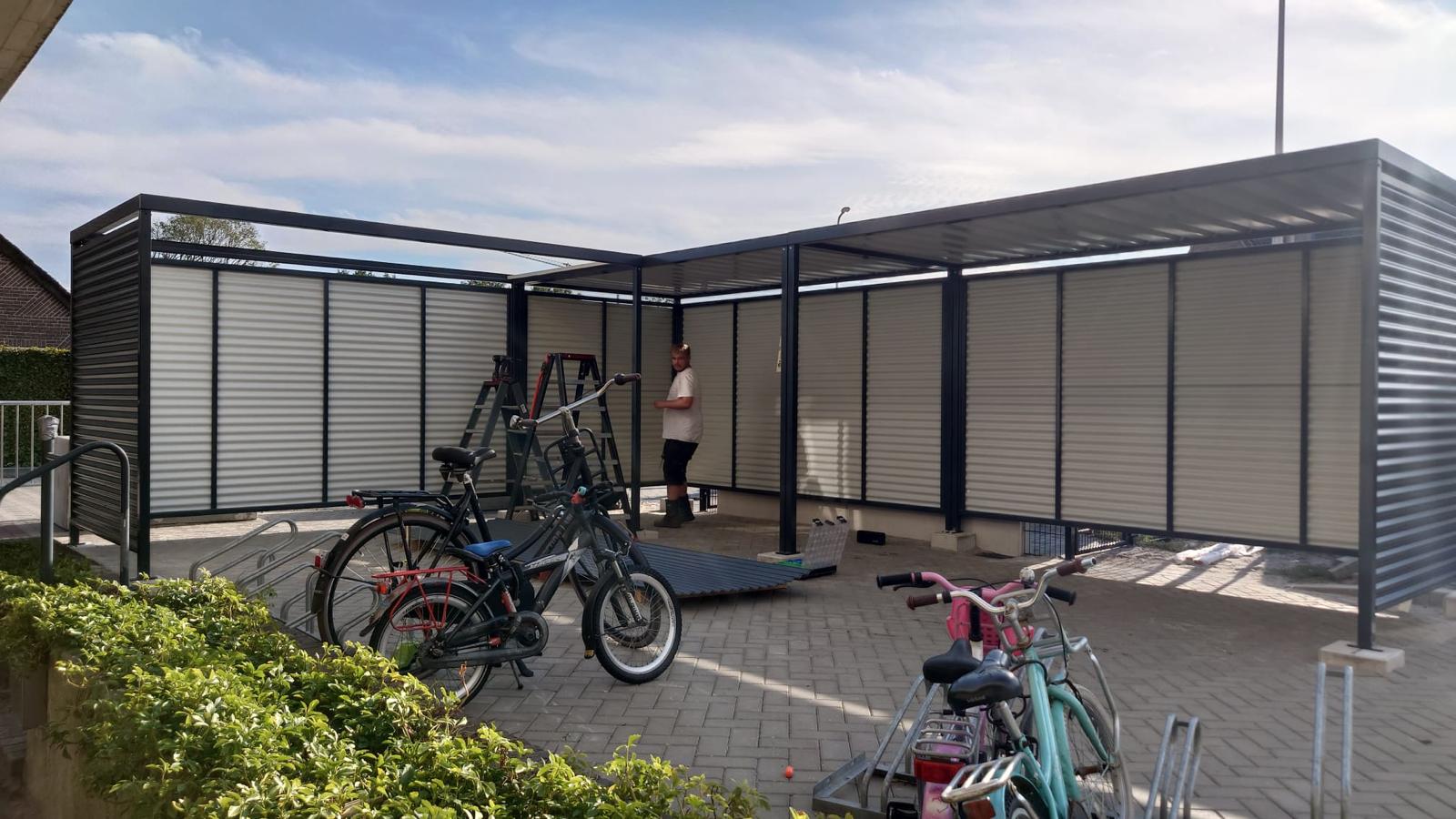 Fietsoverkapping Leipzig – Budgetvriendelijk & Schakelbaar 64 Maatwerk fietsoverkapping Leipzig in L-vorm in Staphorst, uitgevoerd in RAL 7016 met fietsoplaadpunten