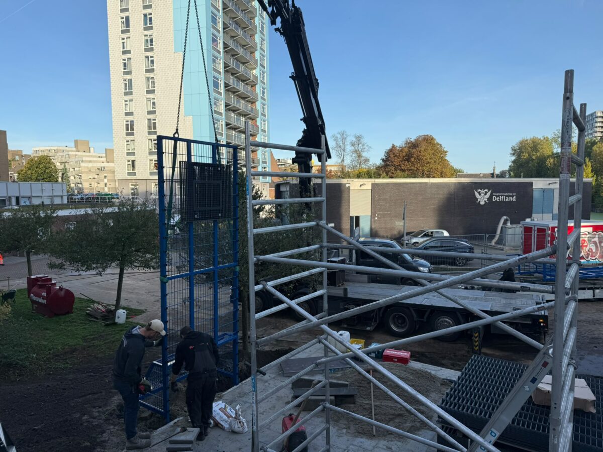 Behind the scenes: montage pannakooi 7 × 12 meter met basketbal bij Delfland 1 Montage van een maatwerk pannakooi van 7 × 12 meter met basketbalvoorziening en netconstructie in Delfland