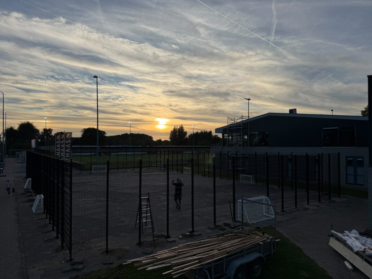 Pannakooi 28 × 18 meter geplaatst bij VV Sleeuwijk 2 Montage van pannakooi bij VV Sleeuwijk vroeg in de ochtend tijdens zonsopkomst