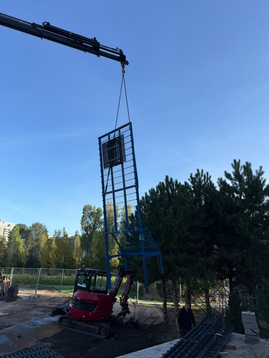 Behind the scenes: montage pannakooi 7 × 12 meter met basketbal bij Delfland 3 Pannakooi van 7 × 12 meter in aanbouw tijdens de montage in Delfland