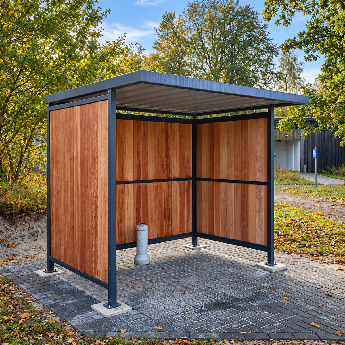 Nordic overkapping van 2,5 meter geplaatst bij ASTRON in Dwingeloo 2 Nordic fietsoverkapping van 2,5 meter bij ASTRON in Dwingeloo, met houten zij- en achterwanden en een antracietgrijze staalconstructie in RAL 7016.