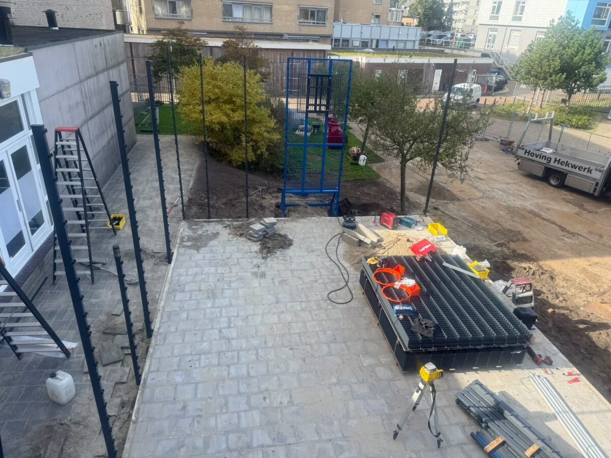 Behind the scenes: montage pannakooi 7 × 12 meter met basketbal bij Delfland 2 Eerste fase van de montage van een pannakooi van 7 × 12 meter met basketbalvoorziening in Delfland