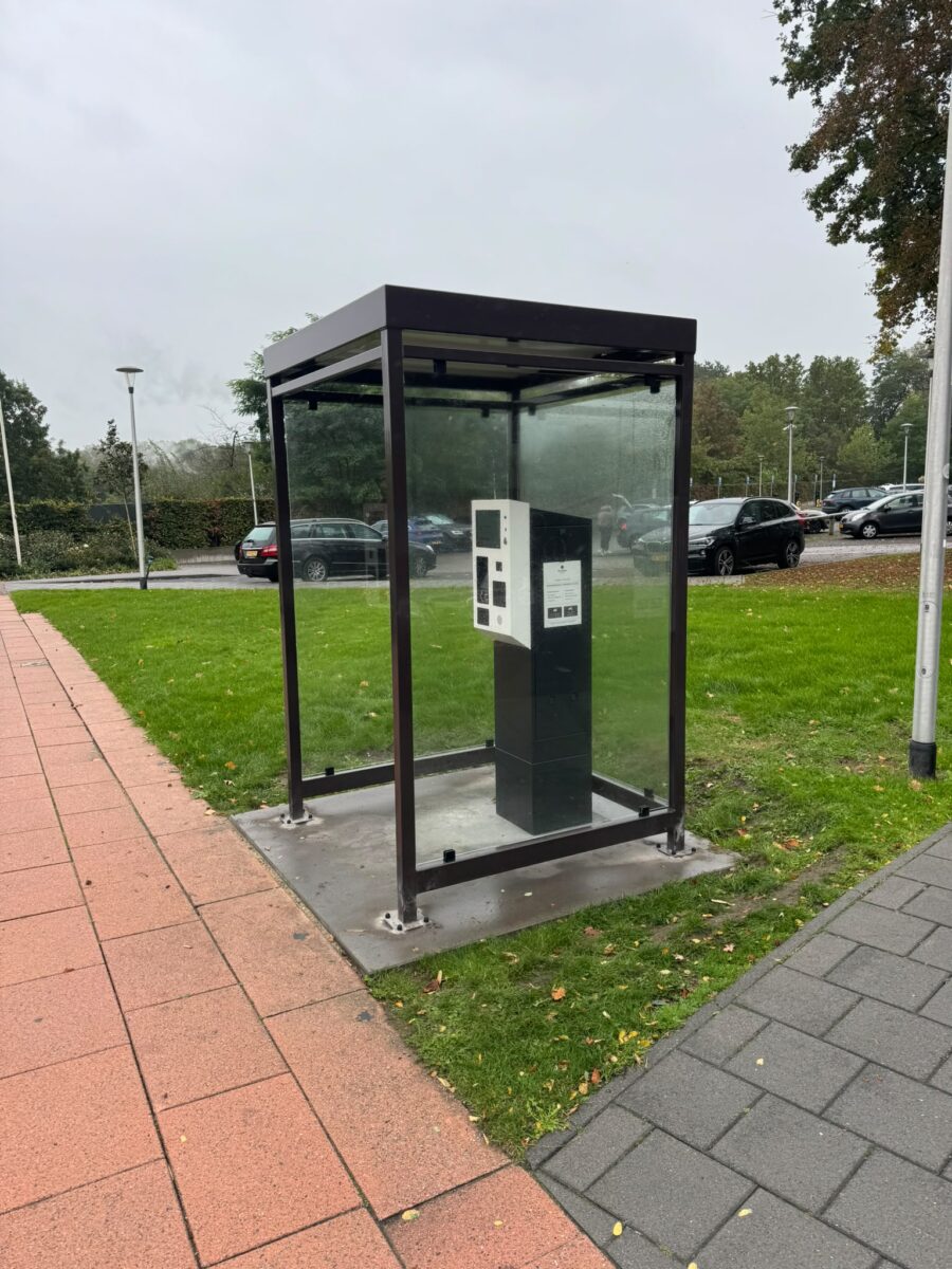 Automaatoverkapping Myla geplaatst bij Thermae 2000 in Valkenburg 2 Overkapping Myla 1,5 x 1,5 meter uitgevoerd in RAL 040 30 05 als automaatoverkapping