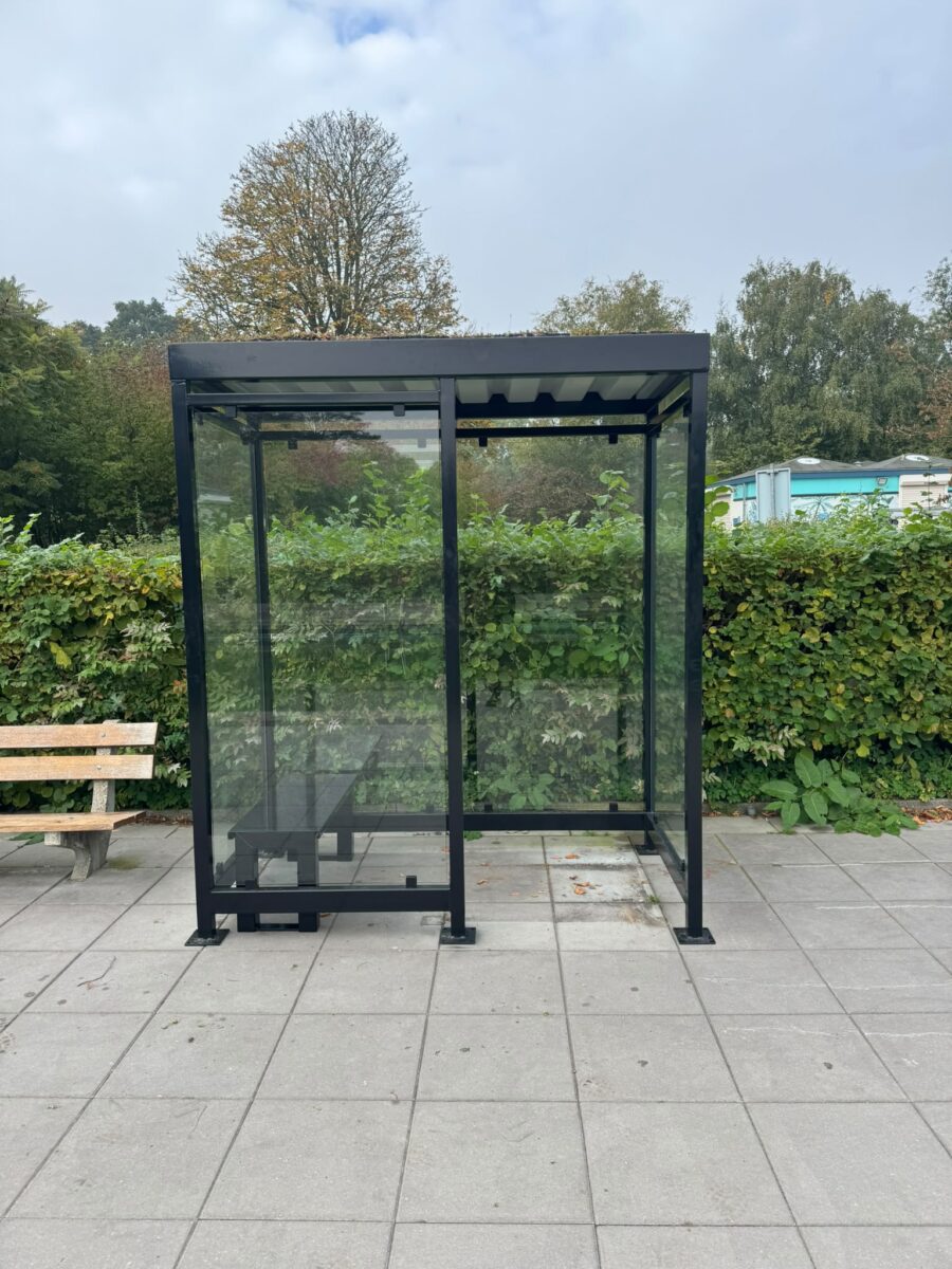 Rookoverkapping Myla met sedumdak en zitbank Danielle geplaatst in Amsterdam 1 Kleine Overkapping Myla met groen sedumdak en zwarte zitbank Danielle RAL 9005 in Amsterdam