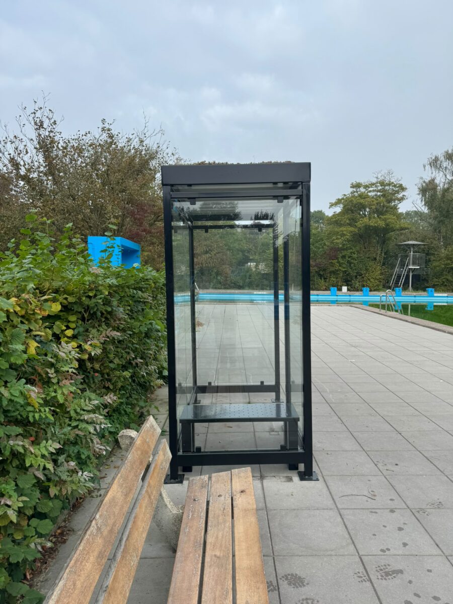 Rookoverkapping Myla met sedumdak en zitbank Danielle geplaatst in Amsterdam 2 Zwarte Overkapping Myla met sedumdak en zitbank Danielle geplaatst en gemonteerd in Amsterdam