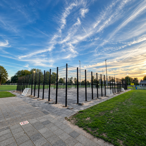 Pannakooi 28 × 18 meter in RAL 9005 bij VV Sleeuwijk met hoge wanden en witte voetbaldoelen