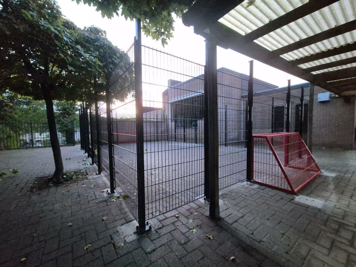 Twee maatwerk pannakooien geleverd en gemonteerd in Genk en bij Delfland 1 Pannakooi van 7 × 10 meter bij De Padvinder in Genk, met zwarte wanden van 2 meter hoog in RAL 9005 en rode voetbaldoelen.