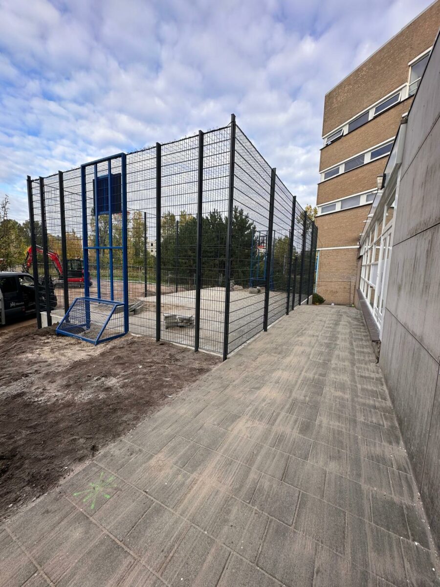 Twee maatwerk pannakooien geleverd en gemonteerd in Genk en bij Delfland 4 Maatwerk pannakooi van 7 × 12 meter bij Hoogheemraadschap van Delfland, voorzien van een geïntegreerde basketbalpoort en een netconstructie voor extra balopvang.