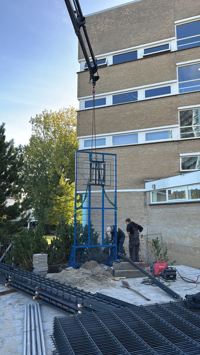 Behind the scenes: montage pannakooi 7 × 12 meter met basketbal bij Delfland 6 Pannakooi van 7 × 12 meter in aanbouw in Delfland, het definitieve eindresultaat volgt later