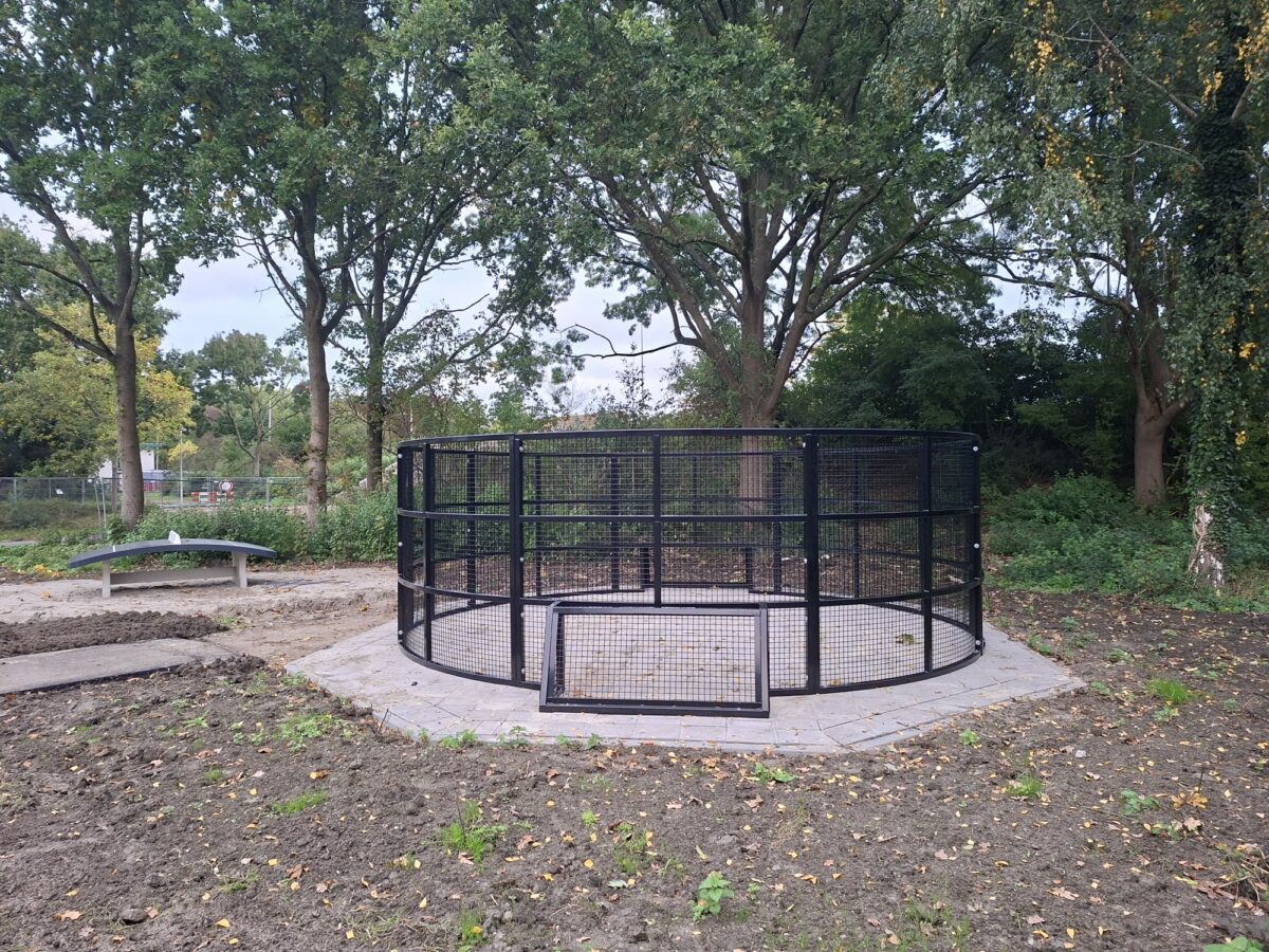 Pannakooi Match met 2 meter hoge wanden geplaatst in Purmerend 1 Zwarte Pannakooi Match in RAL 9005 met 2 meter hoge wanden, geleverd en gemonteerd door SKWshop in Purmerend.