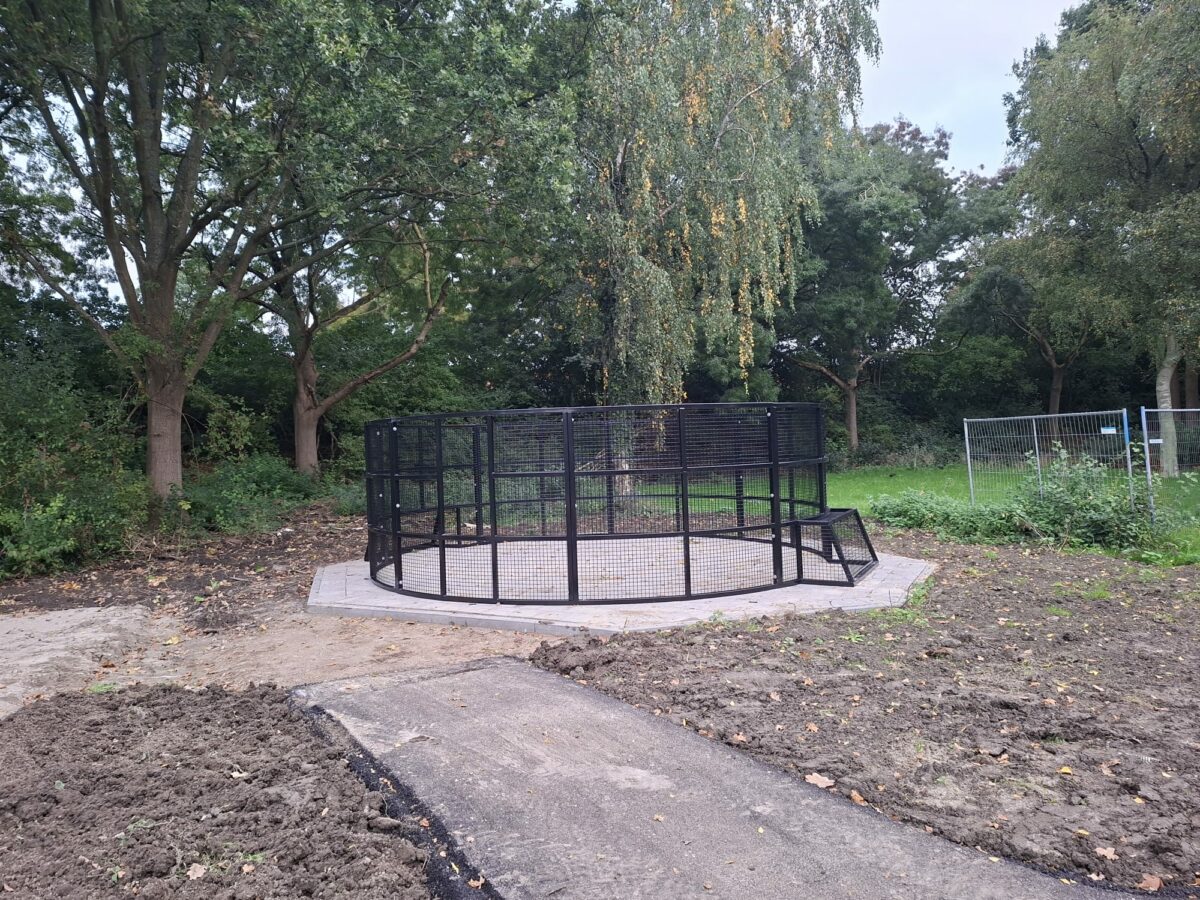 Pannakooi Match met 2 meter hoge wanden geplaatst in Purmerend 3 Geluidsarme Pannakooi Match met verhoogde wanden van 2 meter in RAL 9005, geleverd en gemonteerd in Purmerend.