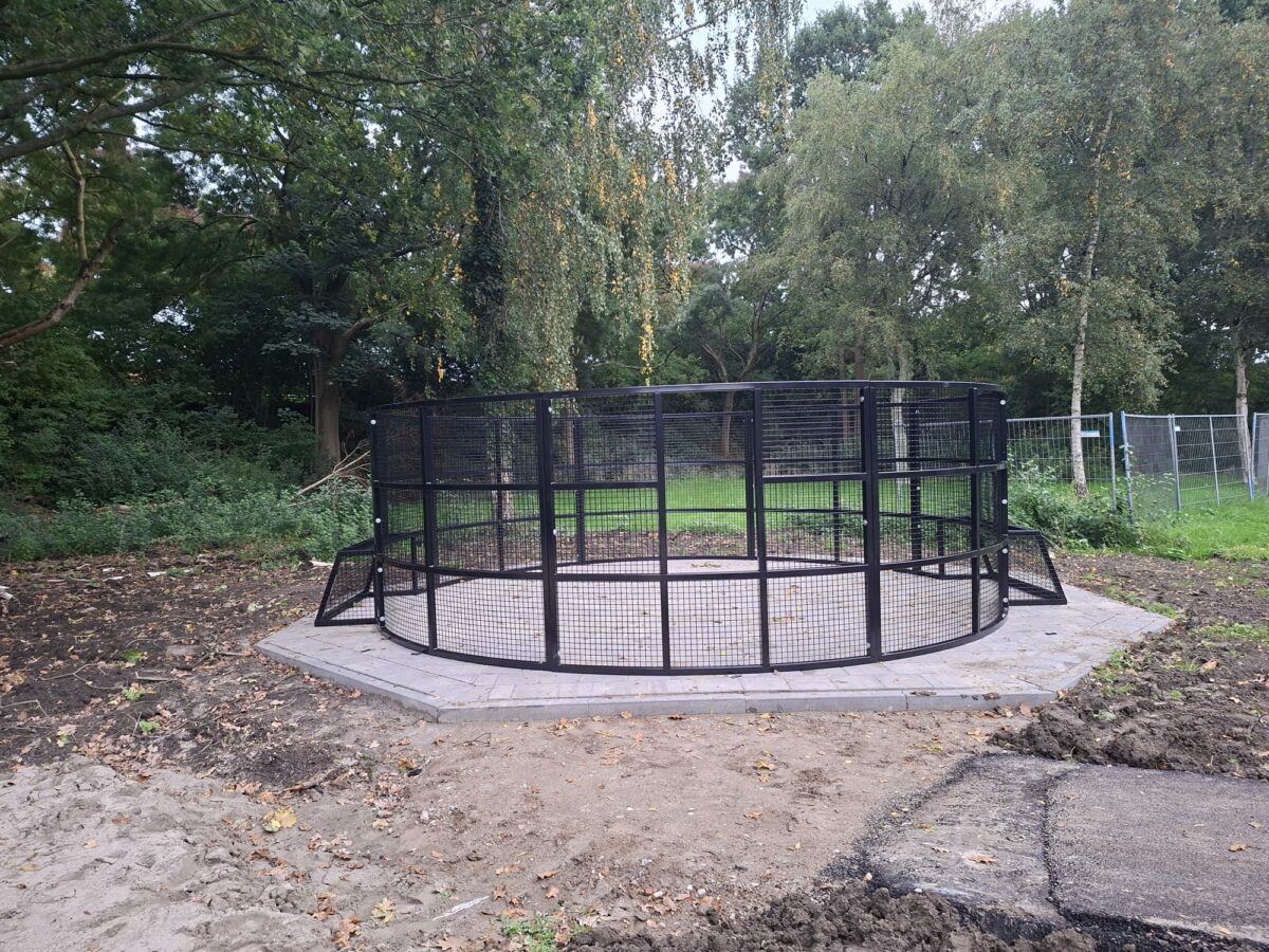 Pannakooi Match met 2 meter hoge wanden geplaatst in Purmerend 2 Pannakooi Match in RAL 9005 met 2 meter hoge stalen wanden, geplaatst in Purmerend voor Eibe Benelux B.V.