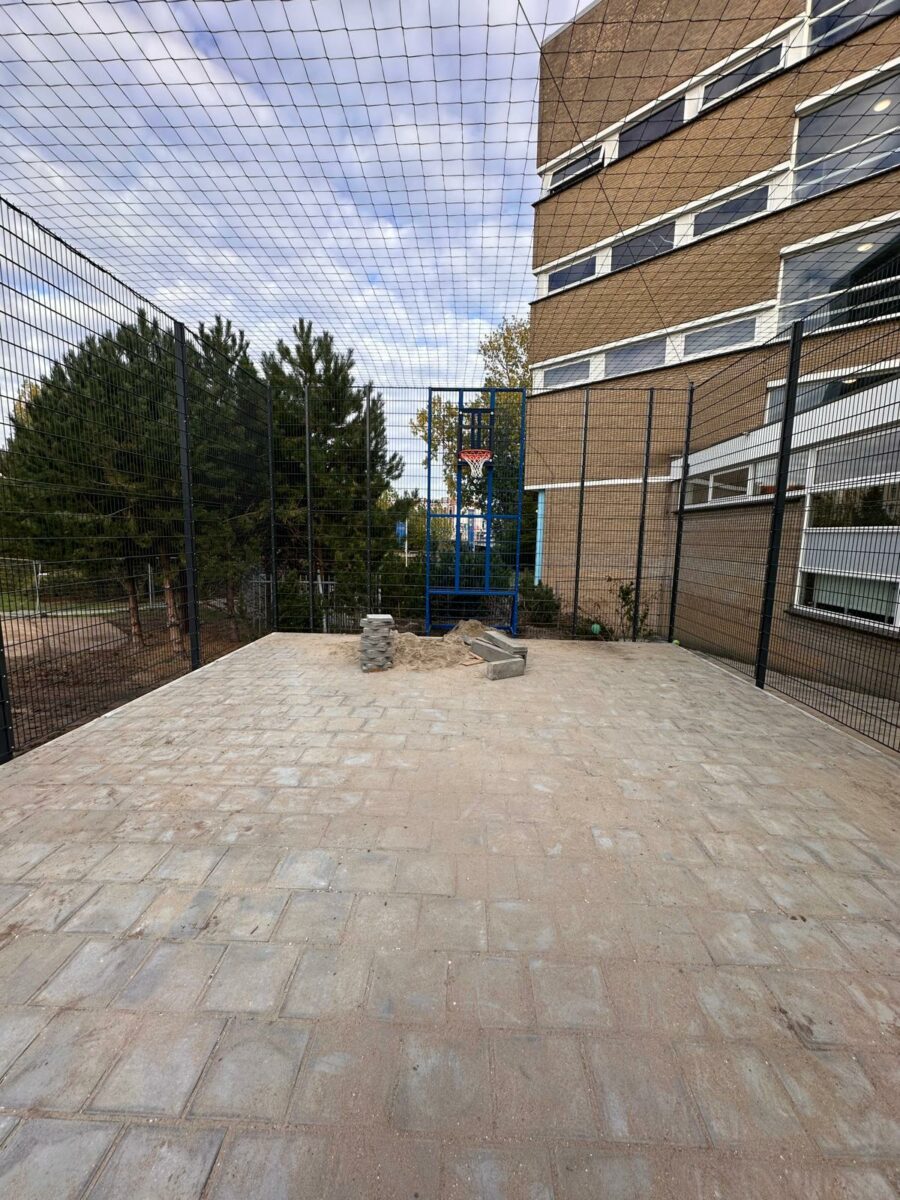 Twee maatwerk pannakooien geleverd en gemonteerd in Genk en bij Delfland 6 Pannakooi van 7 × 12 meter bij Hoogheemraadschap van Delfland met een duidelijk zichtbare netconstructie boven het speelveld voor extra balopvang.