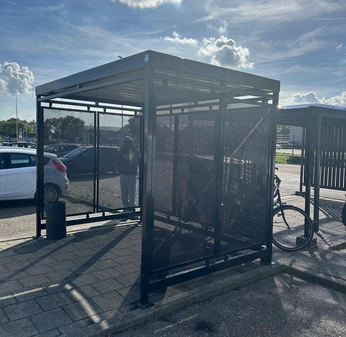 SKWshop volop in beweging met nieuwe buitenruimteprojecten 3 Rookoverkapping Hagen 3x2 meter in RAL 9005 geplaatst in Aalsmeer